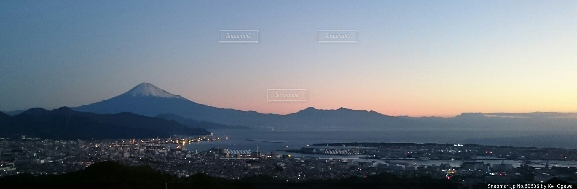 富士山の朝日の写真・画像素材